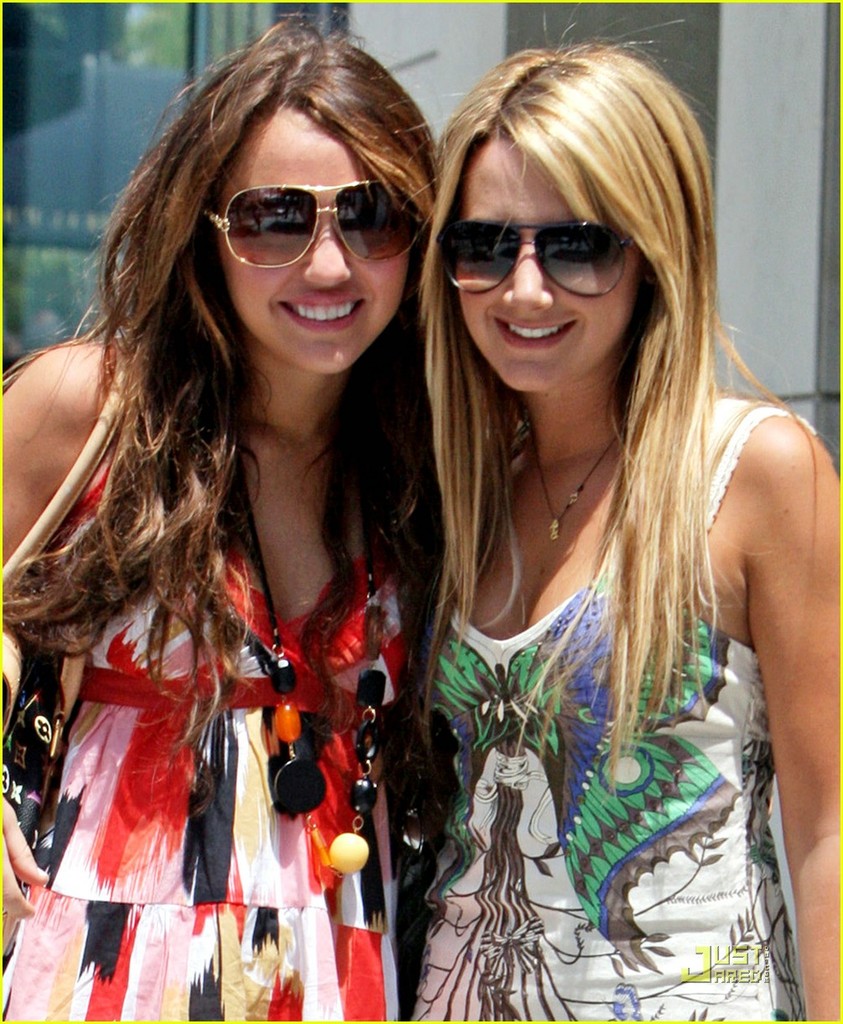 ashley-tisdale-miley-cyrus-11.jpg